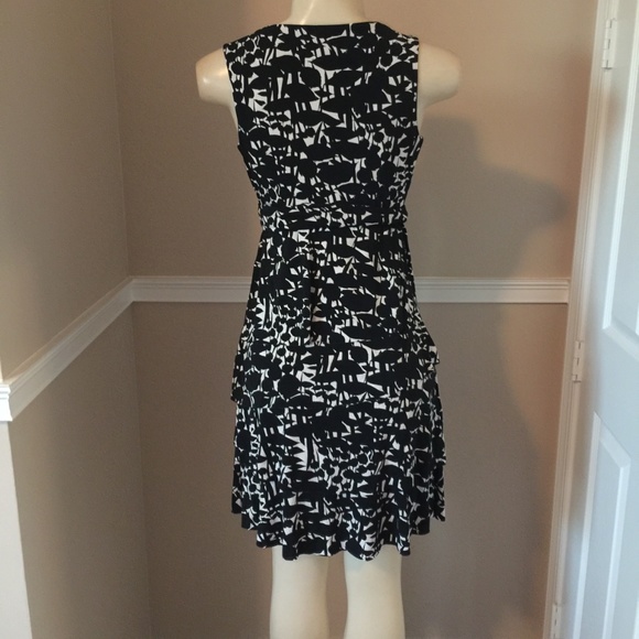 ⚫️ LIKE NEW - Black & White Fun Flowy Dress ⚫️ - Picture 4 of 6